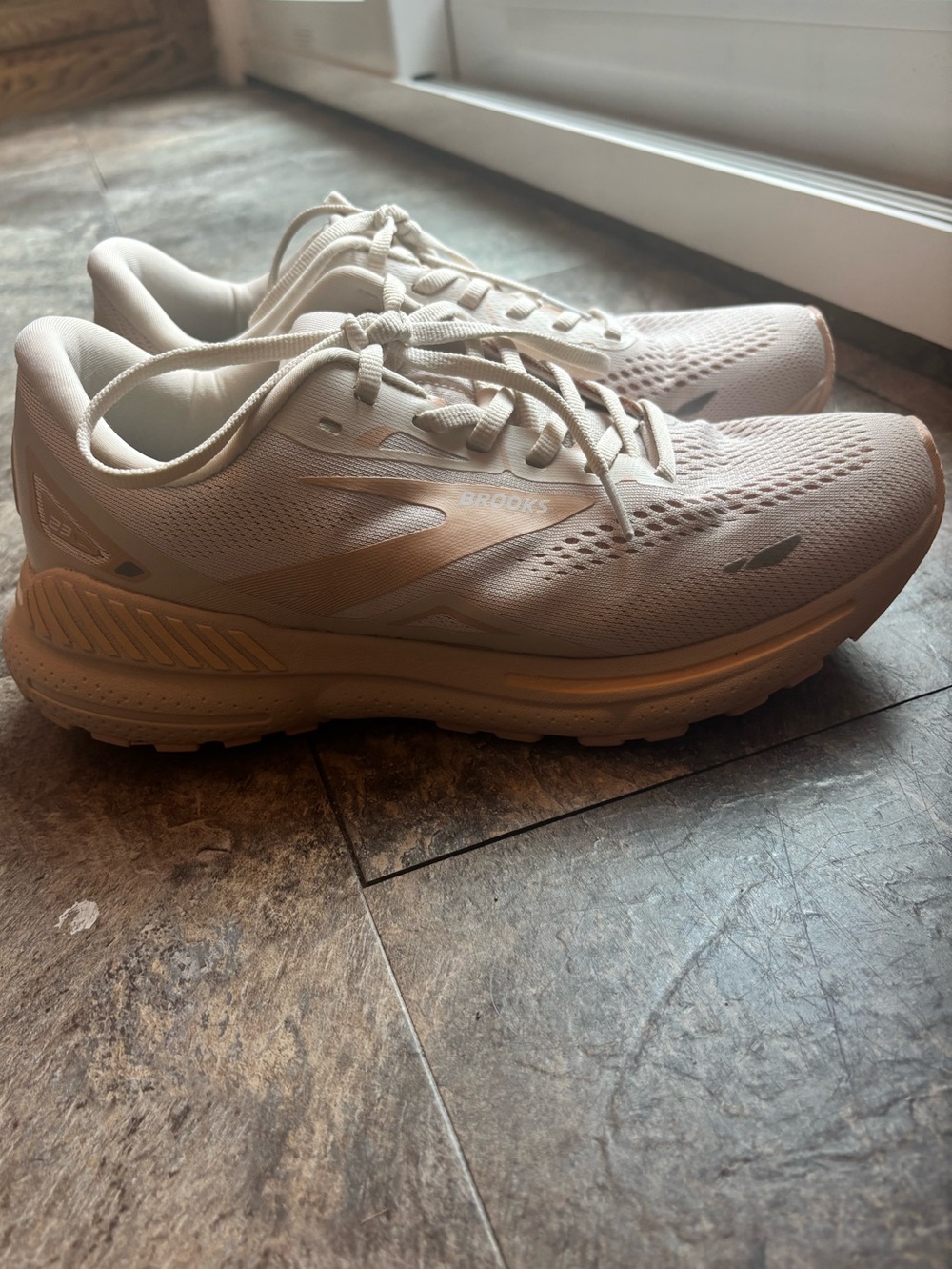 Women’s Brooks Adrenaline GTS 23 running shoes size 9.5